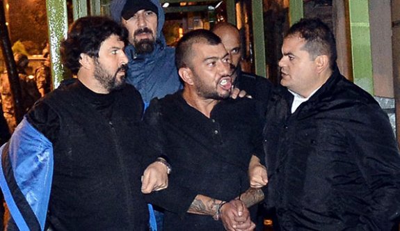 2 kişiyi yaralayıp annesini rehin aldı