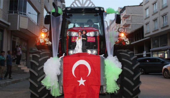 Damat çiftçi olunca traktörü gelin aracı yaptı