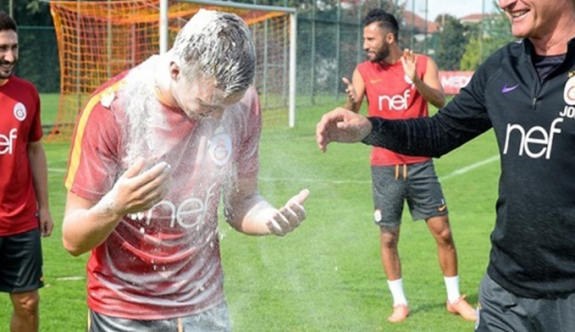 Galatasaray antrenmanında doğum günü sürprizi
