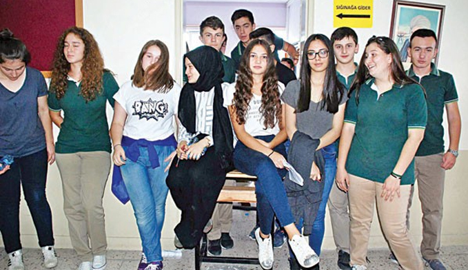 Gerilim tırmandı! Okula erken gelen diğerini okula sokmuyor