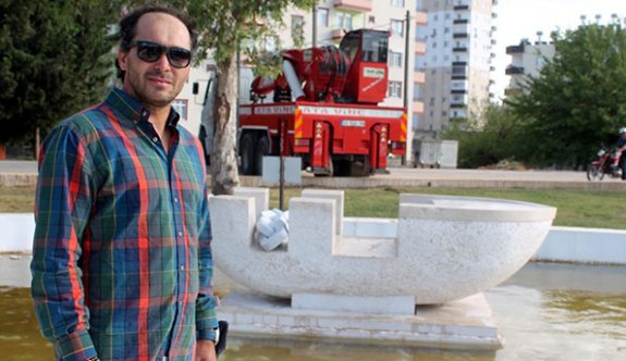 ‘Göçmen izleri’ heykeli yeni yerine taşındı