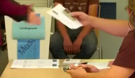 Merkel'in partisi yüzde 5 oy kaybı yaşayarak yüzde 18 oranında oy aldı