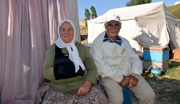 Ordulu çift 30 yıldır Ağrı'da arıcılık yapıyor
