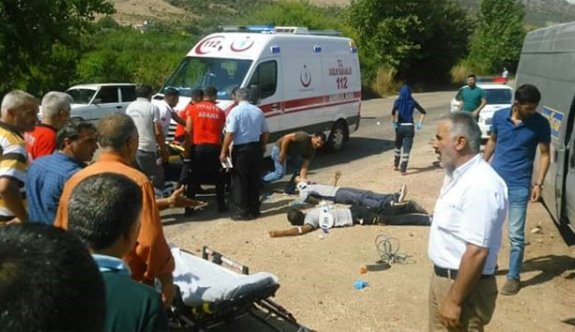 Otomobil ile minibüs çarpıştı: 3 yaralı