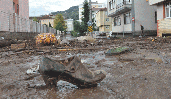 Sular çekildi, temizlik başladı