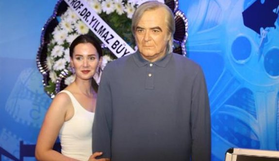 Tarık Akan'ın balmumu heykeline ziyaretçi akını