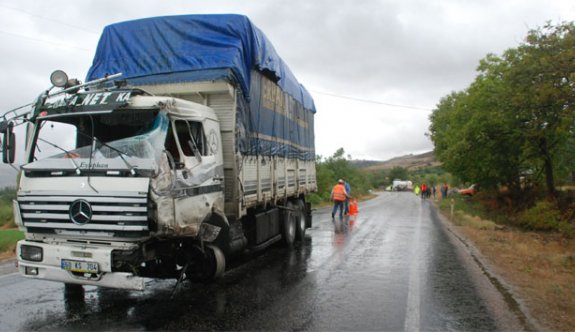 TIR’la kamyon çarpıştı: 2 yaralı