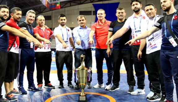 Yıldız güreşçilerimiz göğsümüzü kabarttı