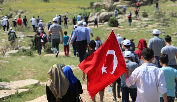 Siirt'te Türk bayraklarıyla doğa yürüyüşü