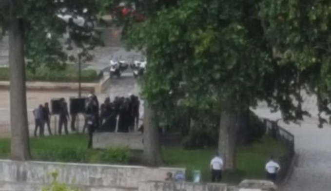 Paris'in ünlü Notre Dame katedralinde silah sesleri Paris'in ünlü Notre Dame katedralinde silah sesleri