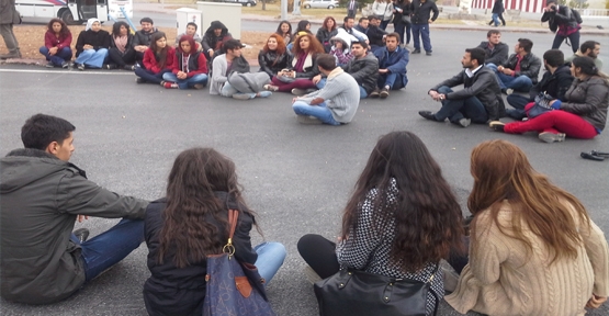 Cumhuriyet Üniversitesi öğrencilerinin ulaşım sorunu protestosu