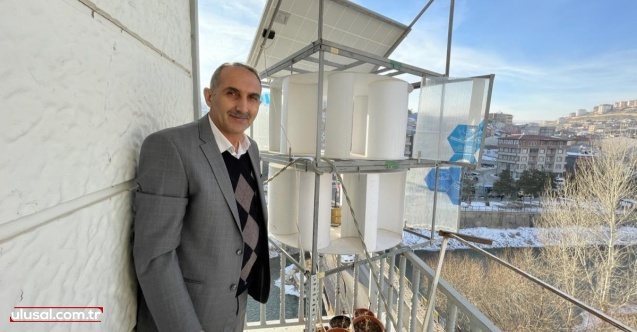 Balkonundaki türbin ve panelle evinin elektriğini üretiyor