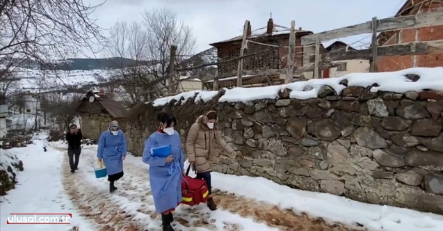 "Sağlık Ordusu'' karlı yolları aşarak Kovid-19 aşısı yapıyor