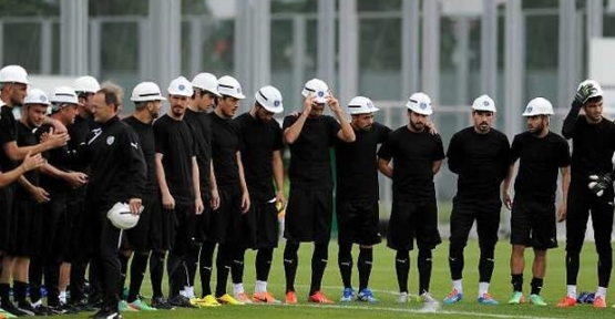Bursasporlu futbolculardan baretli anma