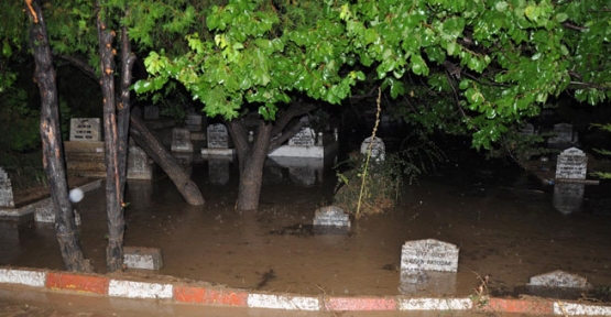 Mezarlığı sel aldı