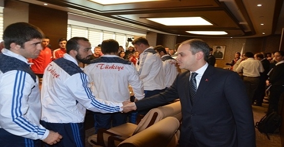 Sporcularla buluştu
